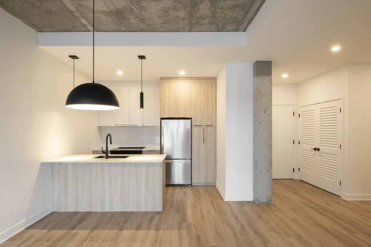 Cuisine lumineuse avec îlot et luminaire suspendu