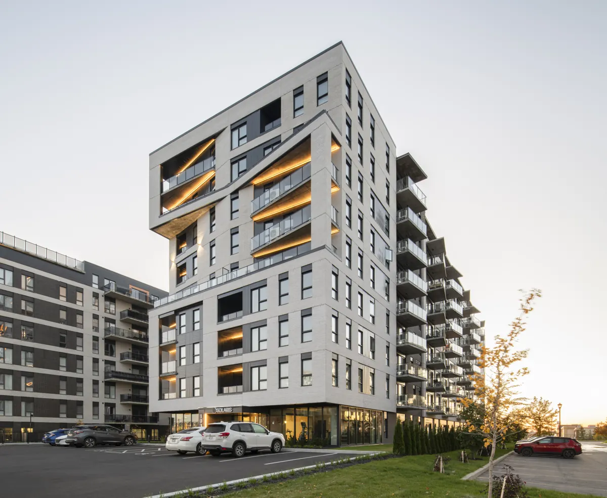 Solaris au crépuscule, balcons éclairés