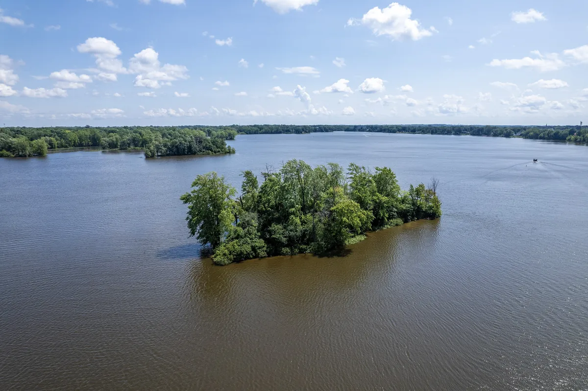 L'île Hector-Champagne sur la rivière des Mille Îles, vue du ciel, en été