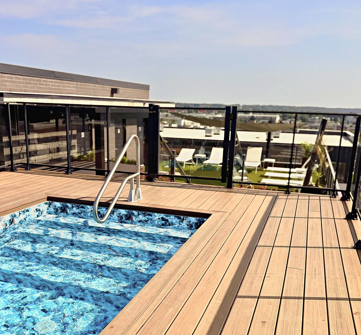 Piscine sur le toit, entourée d'une terrasse en bois